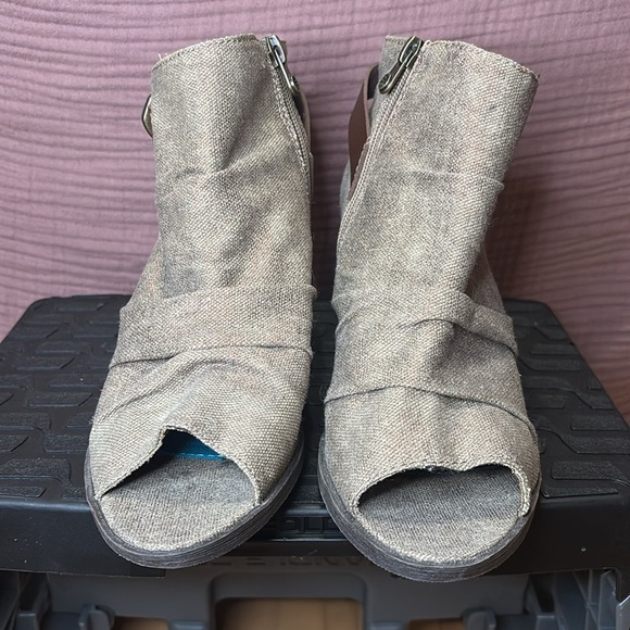 Blowfish Malibu Block Heel Peep Toe Bootie
Brown Racher Canvas Women Size 8.5 - Picture 2 of 6
